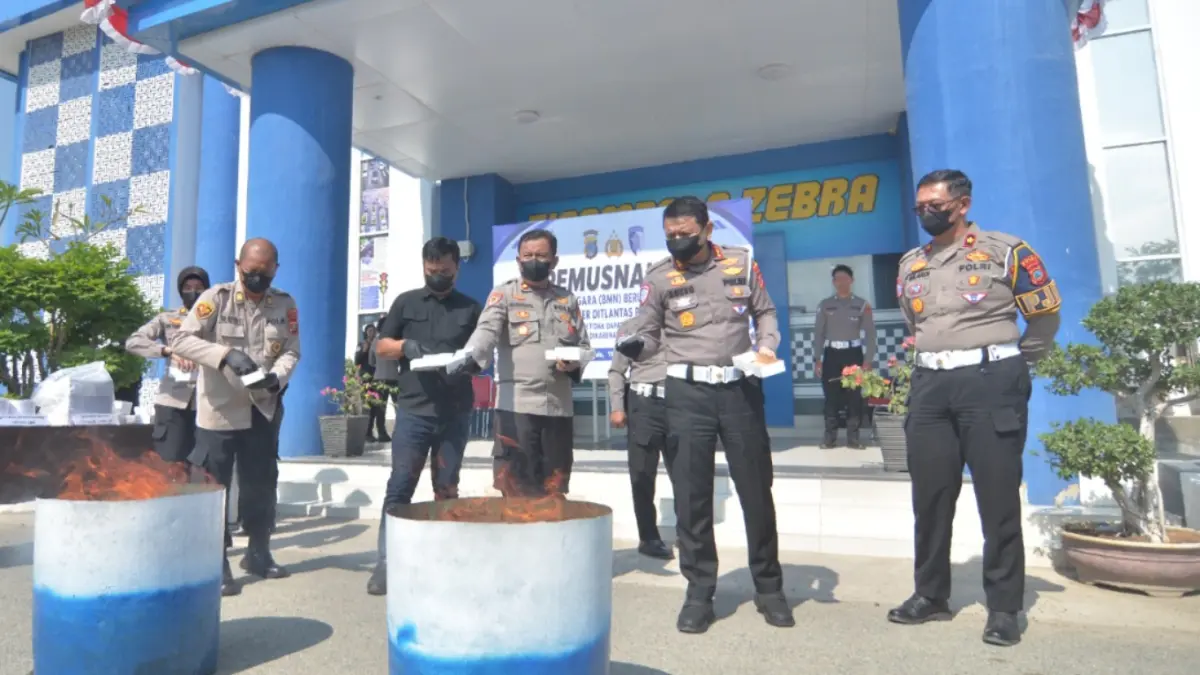 Dirlantas Polda Sulawesi Tengah Kombes Pol Agung Try Widiantoro saat memimpin pemusnahan material Regident berupa bahan SIM dan STNK yang sudah usang dan tidak layak digunakan di Palu, Rabu (19/8/2026). Sebanyak 157.308 material Regident dimusnahkan untuk memastikan barang tidak disalahgunakan serta mewujudkan tertib administrasi pengelolaan BMN. Foto.Wahono