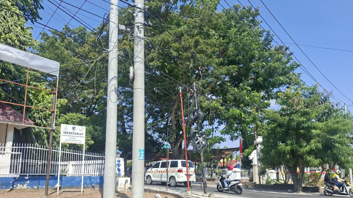 Kabel provider masih terlihat semrawut di Jalan Profesor Muhammad Yamin, Kota Palu. Pemkot menyiapkan penataan melalui sistem ducting bawah tanah. FOTO : Annisa Tri Yusnida