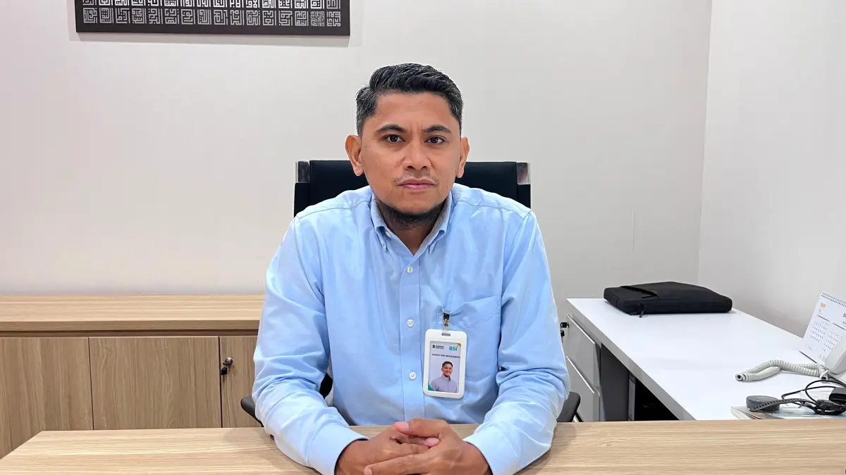 Kepala Cabang BSI Kota Palu, Ahmad Yani M saat berada di ruangannya. (Rina/Radar Palu).