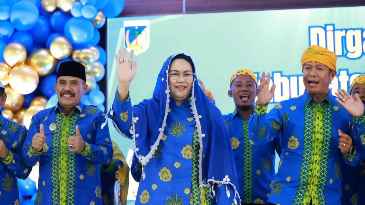 LAUNCHING : Bupati dan Wabup Donggala tampak mengenakan batik rando’o nagaya yang baru saja di launching pada peringatan HUT Kabupaten Donggala ke-74.(FOTO: ISTIMEWA/RADAR PALU).

