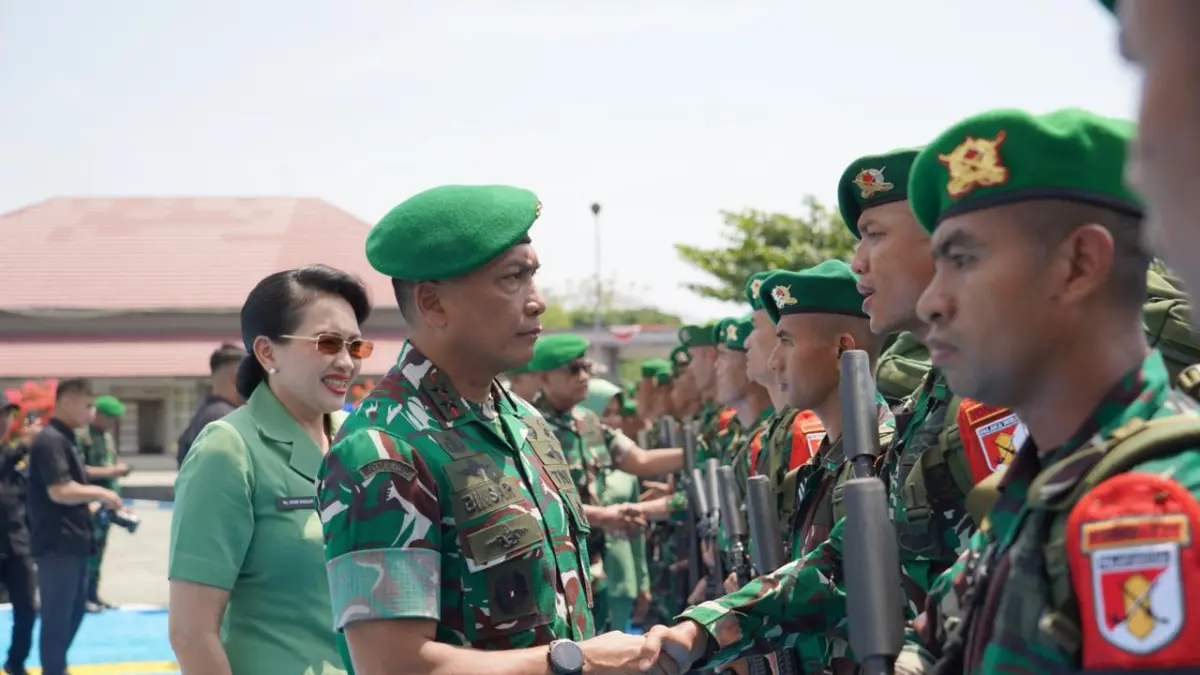 Pangdam XXIII/Palaka Wira Mayjen TNI J. Binsar P. Sianipar menyambut prajurit Satgas Yonif 711/Raksatama yang kembali setelah menuntaskan penugasan selama satu tahun di Papua, Rabu (19/8/2026).