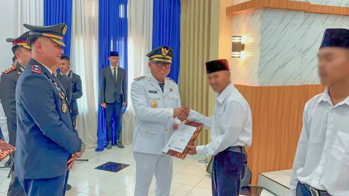 REMISI: Bupati Morowali Utara Delis Julkarson Hehi menyerahkan SK remisi umum dalam rangka HUT ke-81 Kemerdekaan Republik Indonesia kepada salah satu dari 210 warga binaan di Lapas Kelas III Kolonodale, Senin (17/8/2026). (FOTO: ISTIMEWA/RADAR PALU)
