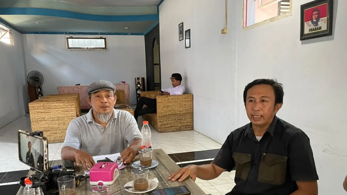 SAMPAIKAN : Ketua ATD, Imam Basuki di dampingi tokoh sejarawan, Jamrin Abubakar saat memberikan penjelasan terkait tenun donggala.(FOTO: UJANG SUGANDA/RADAR PALU)