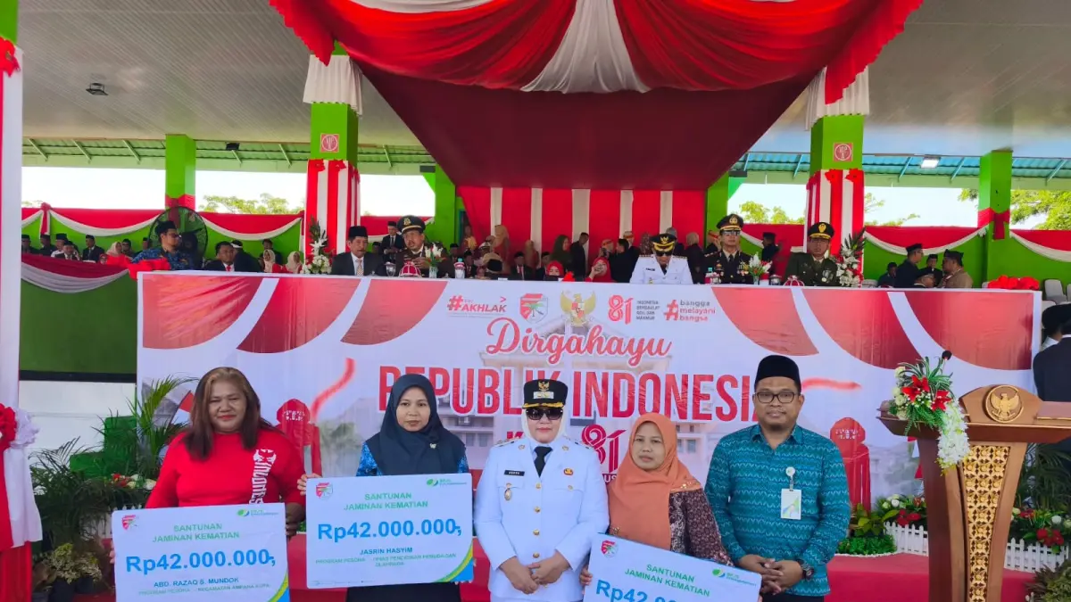 SANTUNAN: Wabup Touna, Hj. Surya Lapasiri, didampingi Kepala BPJS Ketenagakerjaan, Mohammad Saaid, saat menyerahkan secara simbolis santunan JKM kepada tiga ahli waris.(FOTO: HERIYANTO LIMAHU/RADAR PALU).
