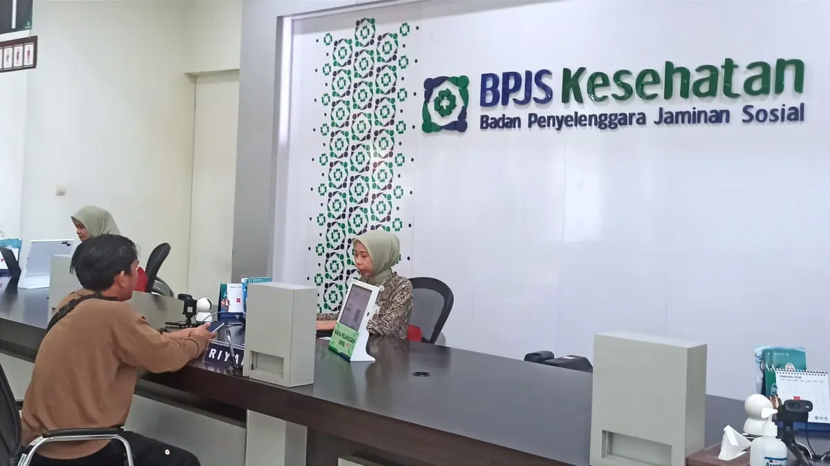 Suasana pelayanan peserta JKN di Kantor BPJS Kesehatan Kota Palu. Petugas melayani kebutuhan administrasi dan informasi peserta dengan mengedepankan pelayanan yang ramah, transparan, dan profesional. Foto : dok.Wahono 