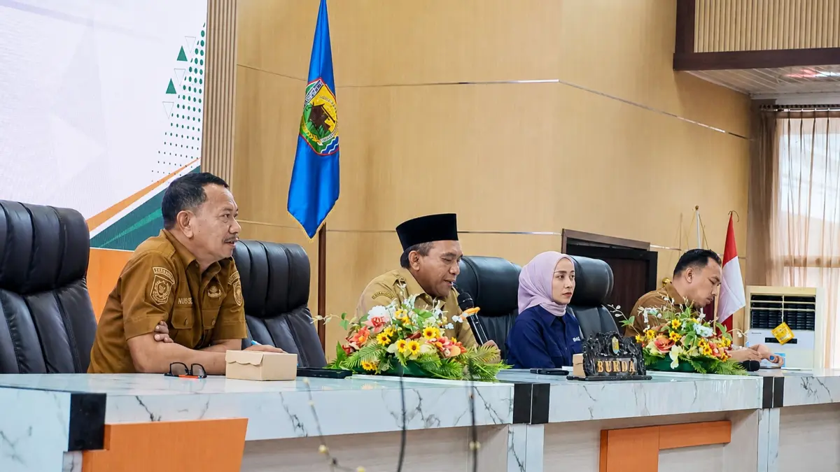 SOSIALISASI: Sekretaris Kabupaten Morowali Utara Ir. Musda Guntur M.M (kedua dari kiri) memimpin rapat koordinasi dan sosialisasi program perlindungan jaminan sosial ketenagakerjaan bagi ASN Pemkab Morut di Ruang Pola Kantor Bupati, Selasa (18/8/2026). (FOTO: ISTIMEWA/RADAR PALU)