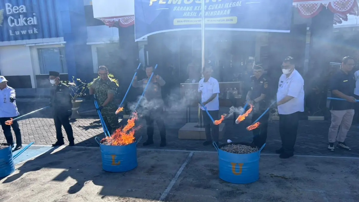 MUUSNAHKAN: Kantor Pengawasan dan Pelayanan Bea dan Cukai Tipe Madya Pabean C Luwuk memusnahkan ratusan ribu batang rokok ilegal dan puluhan liter minuman mengandung etil alkohol hasil penindakan periode Mei 2025 hingga Juni 2026. Pemusnahan berlangsung pada Rabu (19/8/2026).(FOTO: NENDRA PRASETYA/RADAR PALU).