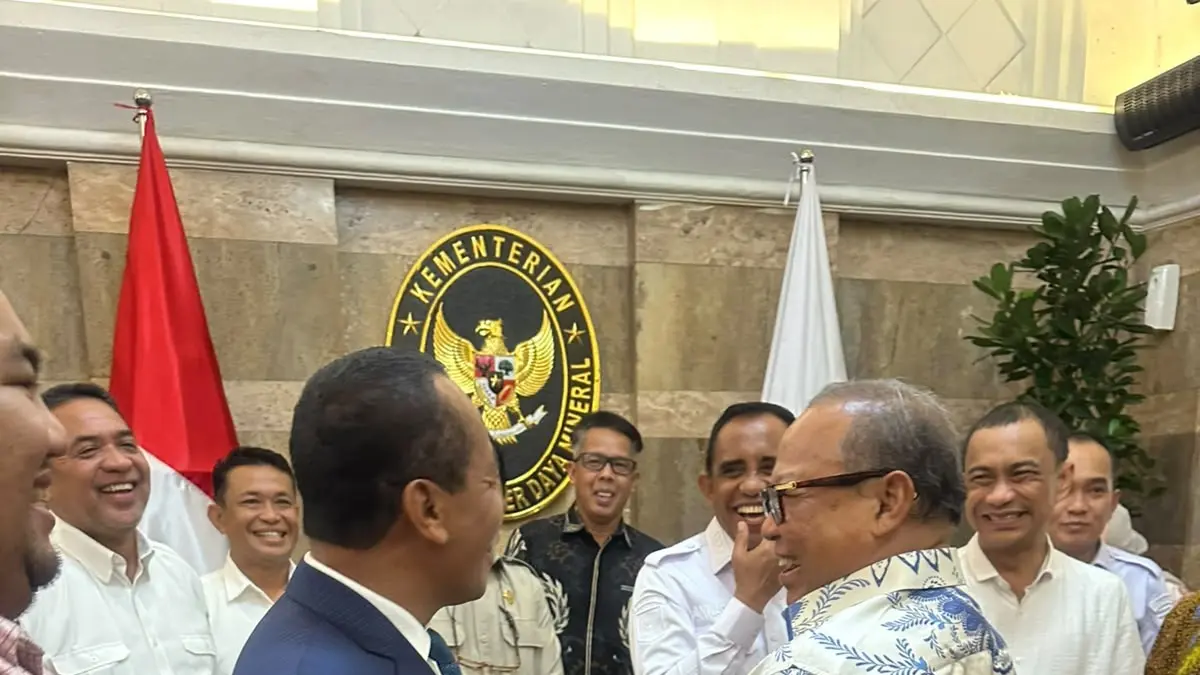 PERTEMUAN ESDM: Menteri ESDM Bahlil Lahadalia saat melakukan pertemuan bersama Gubernur Sulteng Anwar Hafid, Ketua DPRD Sulteng Moh. Arus Abdul Karim, jajaran DPRD, serta pimpinan OPD terkait Pemprov Sulteng,  di kantor Kementerian ESDM, Jakarta, Rabu (19/8/2026).(FOTO: HUMAS DPRD SSULTENG/RADAR PALU).
