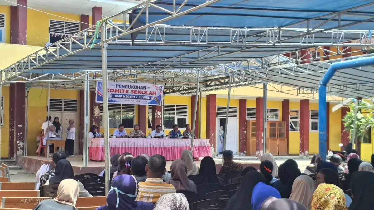 EDUKASI: Satlantas Polresta Banggai menggencarkan edukasi keselamatan untuk menekan angka kecelakaan lalu lintas, khususnya di kalangan pelajar. Melalui “Polantas Menyapa”, polisi menyasar para orang tua siswa SMPN 2 Luwuk, Rabu (19/8/2026).(FOTO: NENDRA PRASETYA/RADAR PALU).