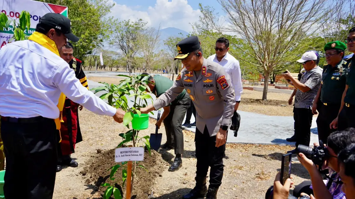 Kapolda Sulteng Irjen Pol Nasri bersama Menteri Pertanian RI Andi Amran Sulaiman menyiram pohon mangga yang baru ditanam di lingkungan Universitas Tadulako, Palu, Kamis (20/8/2026).