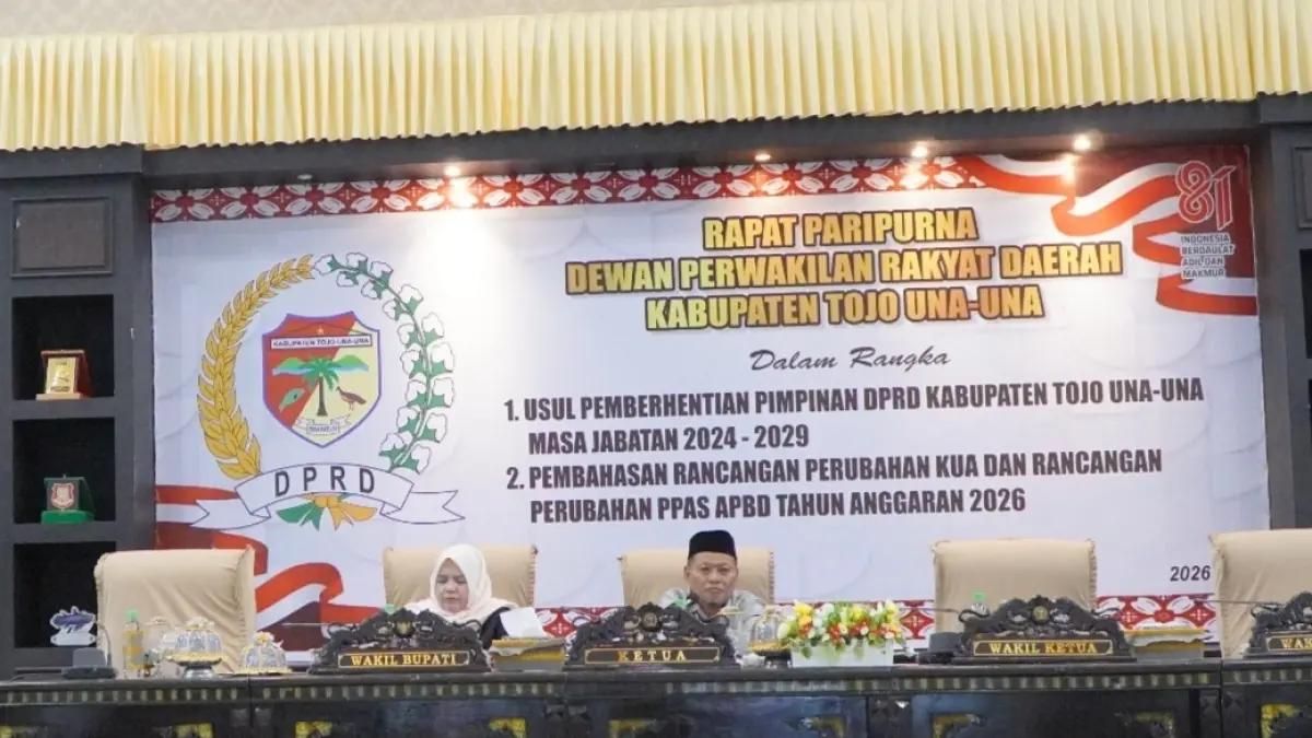 PARIPURNA: Ketua DPRD Touna, Gusnar A. Suleman,memimpin sidang paripurna, dihadiri anggota DPRD, Wakil Bupati Touna, Hj. Surya Lapasiri,(FOTO: HHERIYANTO LIMAHU). 