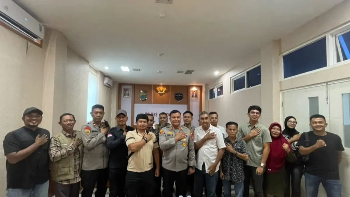PERTEMUAN: Kapolres Morowali AKBP Reza Khomeini &nbsp;menggelar pertemuan bersama Jurnalis Kabupaten Morowali.(FOTO: SUPRIYONO/RADAR PALU).&nbsp;