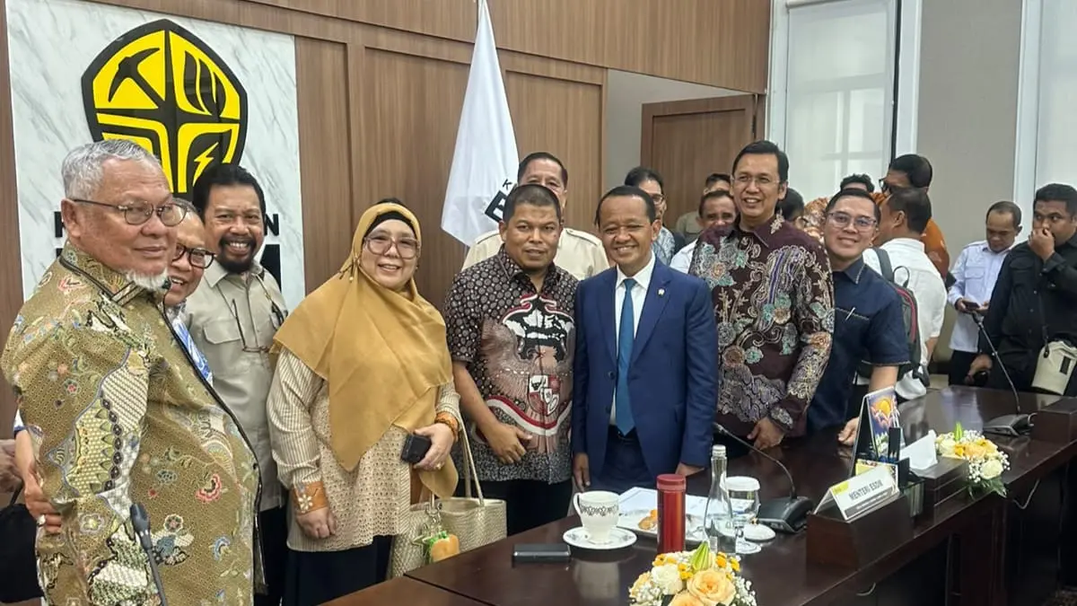 Sejumlah pejabat dan perwakilan daerah berfoto bersama usai pertemuan membahas sinergi dan kepentingan pembangunan daerah.