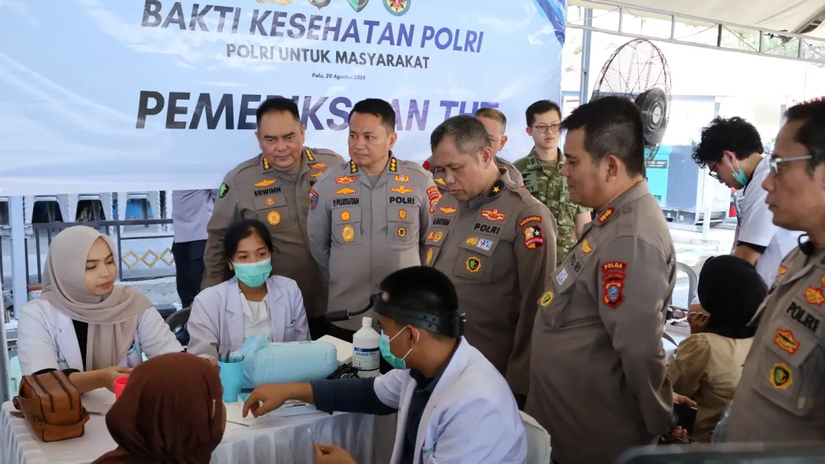 Sejumlah pejabat Polda Sulteng meninjau langsung pelayanan pemeriksaan kesehatan gratis dalam kegiatan Bakti Kesehatan Polri di Kota Palu, Kamis (20/8/2026).