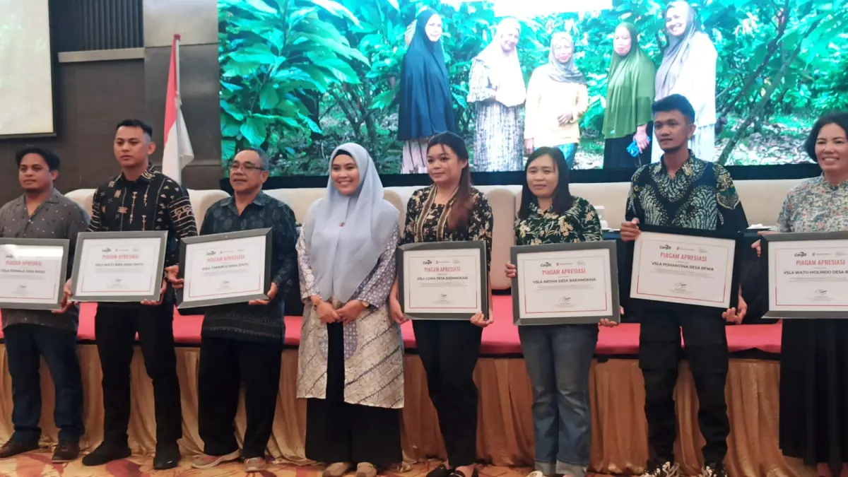 Perwakilan Save the Children Indonesia menyerahkan piagam apresiasi kepada mitra sebagai bentuk penghargaan atas dukungan dan kolaborasi dalam pelaksanaan Program EMPOWER, pada Lokakarya Pembelajaran Program EMPOWER di Palu, Kamis (20/8/2026). Foto : Wahono 