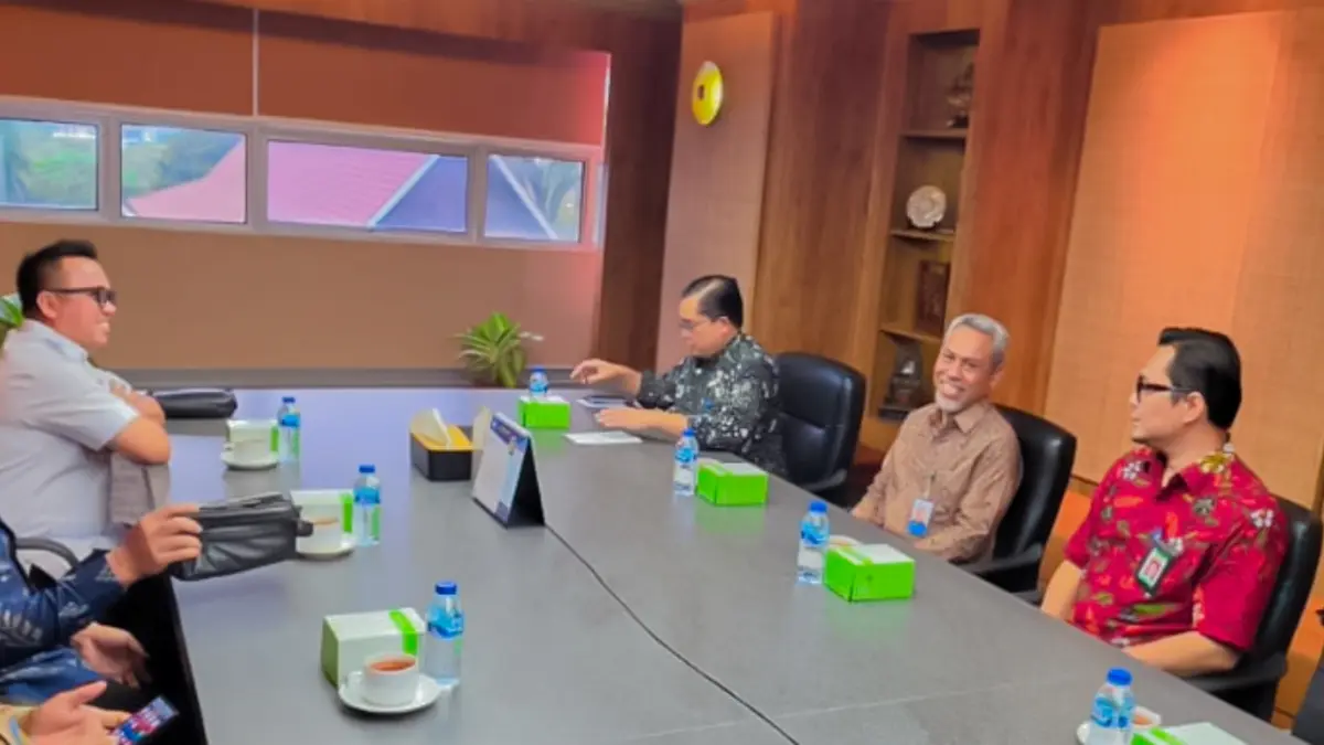 AUDIENSI: Bupati Morowali Utara Delis Julkarson Hehi menyampaikan langsung usulan pembangunan Sekolah Nasional Terintegrasi (SNT) kepada Direktur Jenderal PAUD, Pendidikan Dasar, dan Pendidikan Nonformal dan Informal Gogot Suharwoto di Gedung Kemendikdasmen, Jumat (21/8/2026). (FOTO: ISTIMEWA/RADAR PALU)