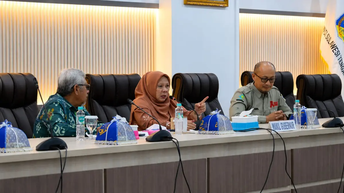 Wagub Sulawesi Tengah Reny Lamadjido saat mengukuhkan pengurus KPAP Sulteng masa bakti 2025-2030. FOTO: BIRO ADPIM SULTENG&nbsp;
