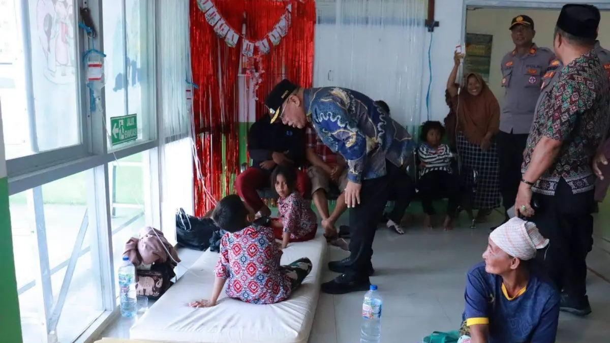 DIKUNJUNGI BUPATI: Bupati Bangkep, Rusli Moidady, mengunjungi korban keracunan MBG di Kabupaten Bangkep.(FOTO: NENDRA PRASETYA/RADAR PALU).