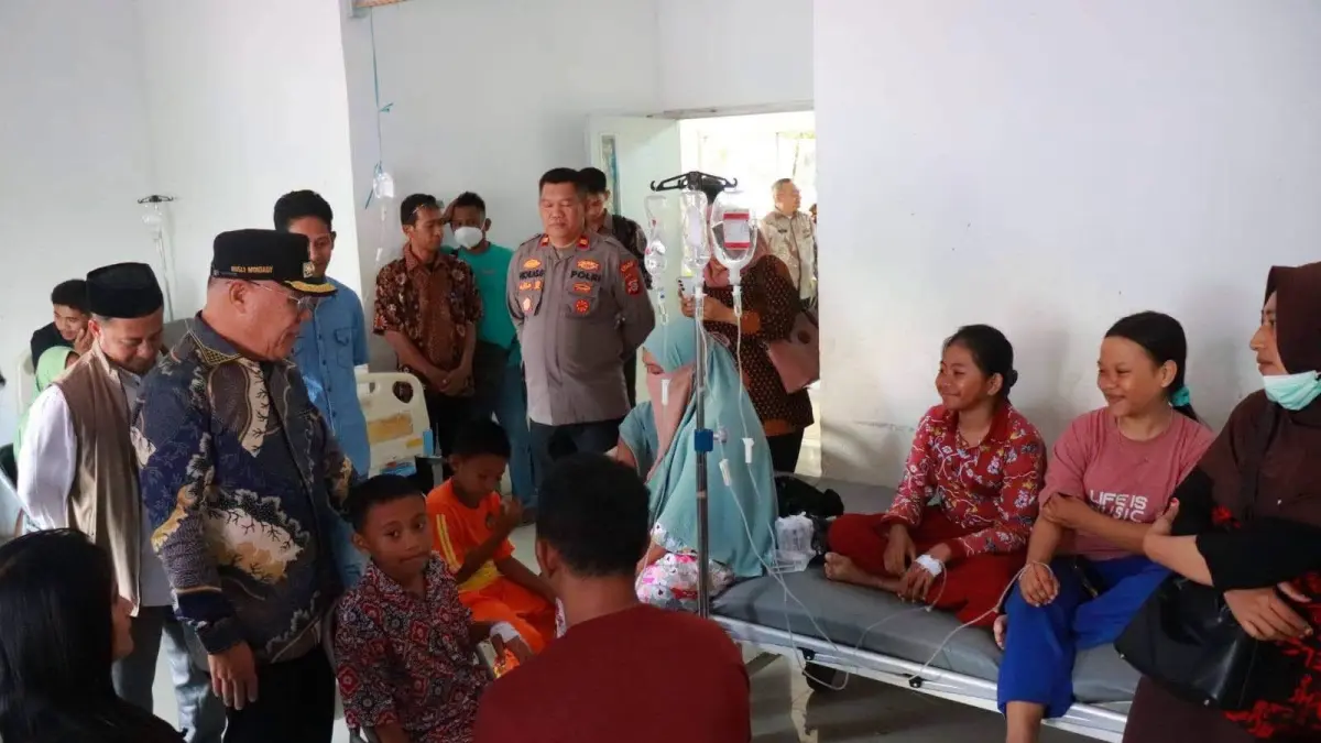 MELIHAT KORBAN: Bupati Bangkep, Rusli Moidady, mengunjungi para korban MBG di rumah sakit.(FOTO: NENDRA PRASETYA/RADAR PALU).