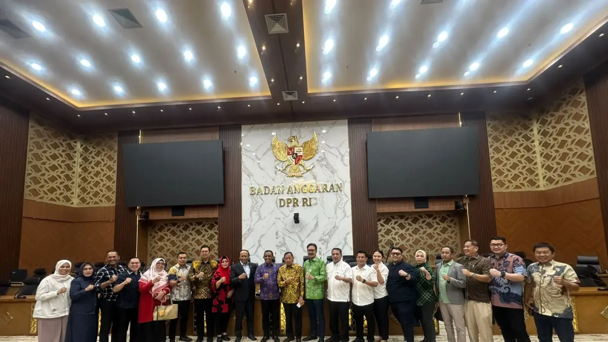 MENYERBU BANGGAR: DPRD Sulteng, bersama Gubernur, menyerbu ruang Banggar DPR RI,  serius bahas kurang bayar untuk daerah. Masyyarakat Sulteng tunggu hasilnya.(FOTO: HUMAS DPRD SULTENG/RADAR PALU). 