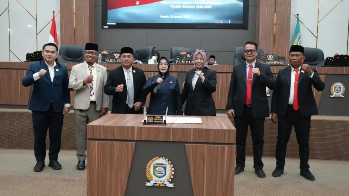 BERSAMA: Wabup Morowali Iriane Iliyas( tengah), bersama anggota DPRD Morowali.(FOTO: SUPRIYONO/RADAR PALU).