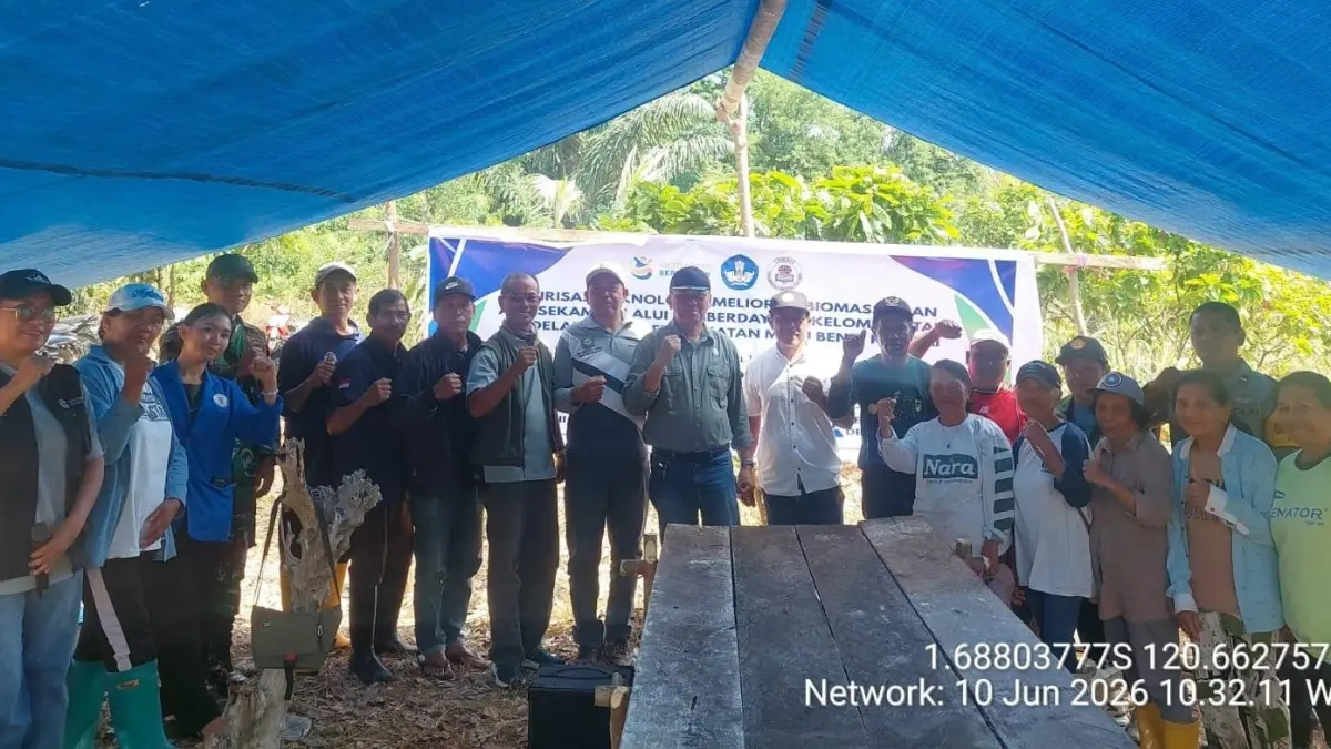 KEDELAI: Sosialisasi dan penanaman kedelai unggul berlabel putih yang melibatkan petani, penyuluh pertanian, pemerintah desa, dinas pertanian kabupaten poso, Babinsa, babinkantibmas, petugas lapang sertifikasi benih serta berbagai pemangku kepentingan terkait.(FOTO: ISTIMEWA/RADAR PALU).&nbsp;