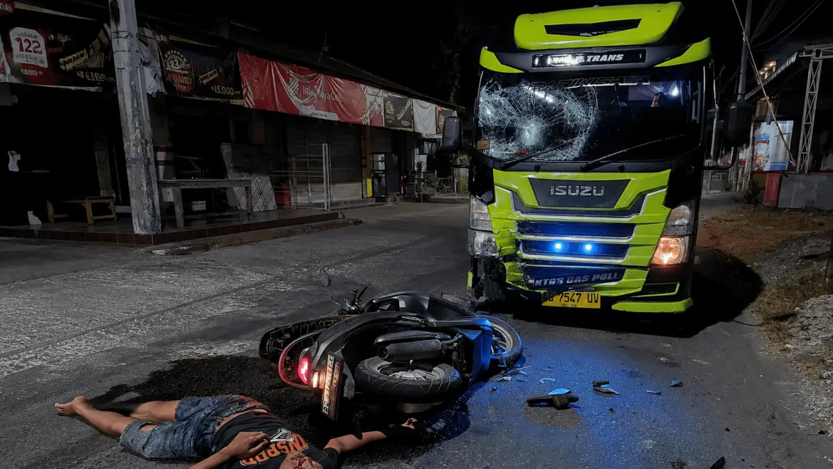 Kecelakaan melibatkan travel ELF dan sepeda motor terjadi di jalan menuju Kantor Camat Rejotangan, Tulungagung, Sabtu malam. Pengendara motor terluka dan dilarikan ke rumah sakit.