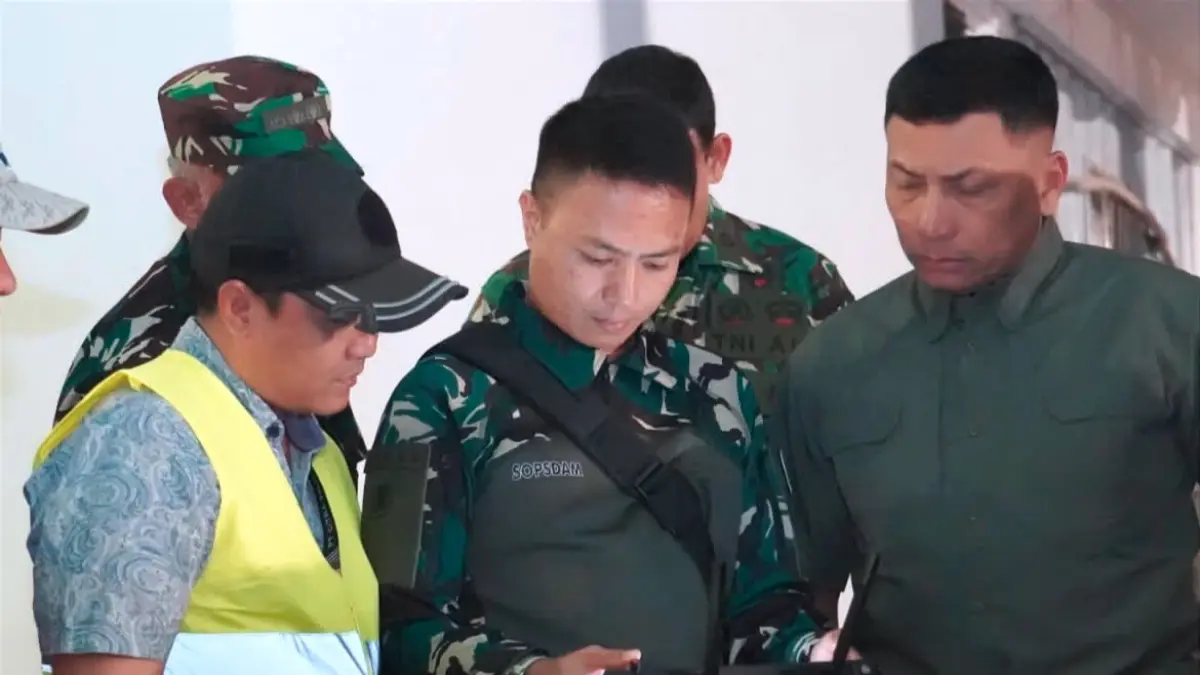 Pangdam XXIII/Palaka Wira Mayjen TNI J. Binsar Parluhutan P. Sianipar memantau titik api Karhutla di kawasan Gunung Barako, Kelurahan Poboya, Kecamatan Mantikulore, Kota Palu, menggunakan drone, Sabtu (22/8/2026).