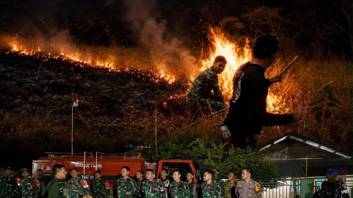 Personel TNI bersama unsur gabungan mengikuti apel sebelum melakukan penanganan Kebakaran Hutan dan Lahan (Karhutla) di kawasan Gunung Barako, Kelurahan Poboya, Kecamatan Mantikulore, Palu, Sabtu (22/8/2026).