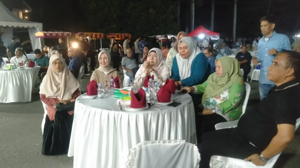 SILATURAHMI: Bunda Wiwik bersama Sri Atun, hadir dalam kegiatan silaturahmi Gubernur dan Wagub Sulteng bersama para relawan koalisi Berani yang berlangsung di rumah jabatan Gubernur Sulteng, Sabtu (22/8/2026).(FOTO: HUMAS PKS  SULTENG/RADAR PALU). 