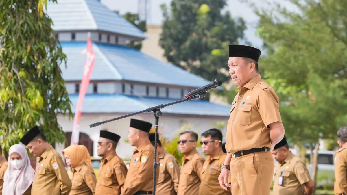 ARAHAN: Sekkab Morowali, Yusman Mahbub, saat memimpin apel pagi di lapangan apel kantor Bupati Morowali.(FOTO: SUPRIYONO/RADAR PALU).