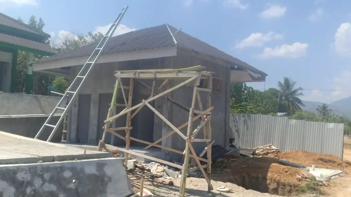 BELUM SELESAI: Satu titik lokasi pekerjaan proyek Rehabilitasi dan Renovasi Madrasah PHTC Sulawesi Tengah di Kabupaten Sigi, tepatnya di MTSS  Vatunonju, Kamis (20/8/2026).(FOTO: MUCHSIN SIRADJUDIN/RADAR PALU)..