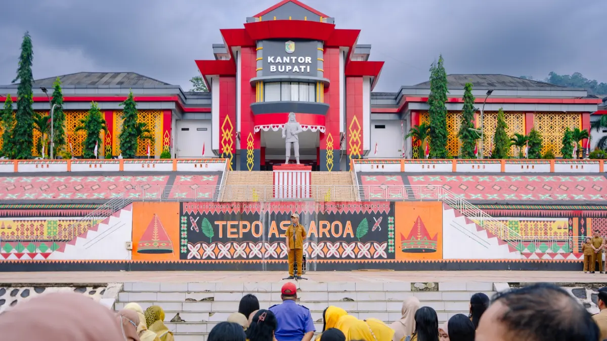 INSTRUKSI: Kepala BKPSDM Morowali Utara Nimrod Adon Tandi meminta ASN Morut aktif memperbaharui data kepegawaian saat apel pagi di pelataran Kantor Bupati, Senin (24/8/2026). (FOTO: ISTIMEWA/RADAR PALU)