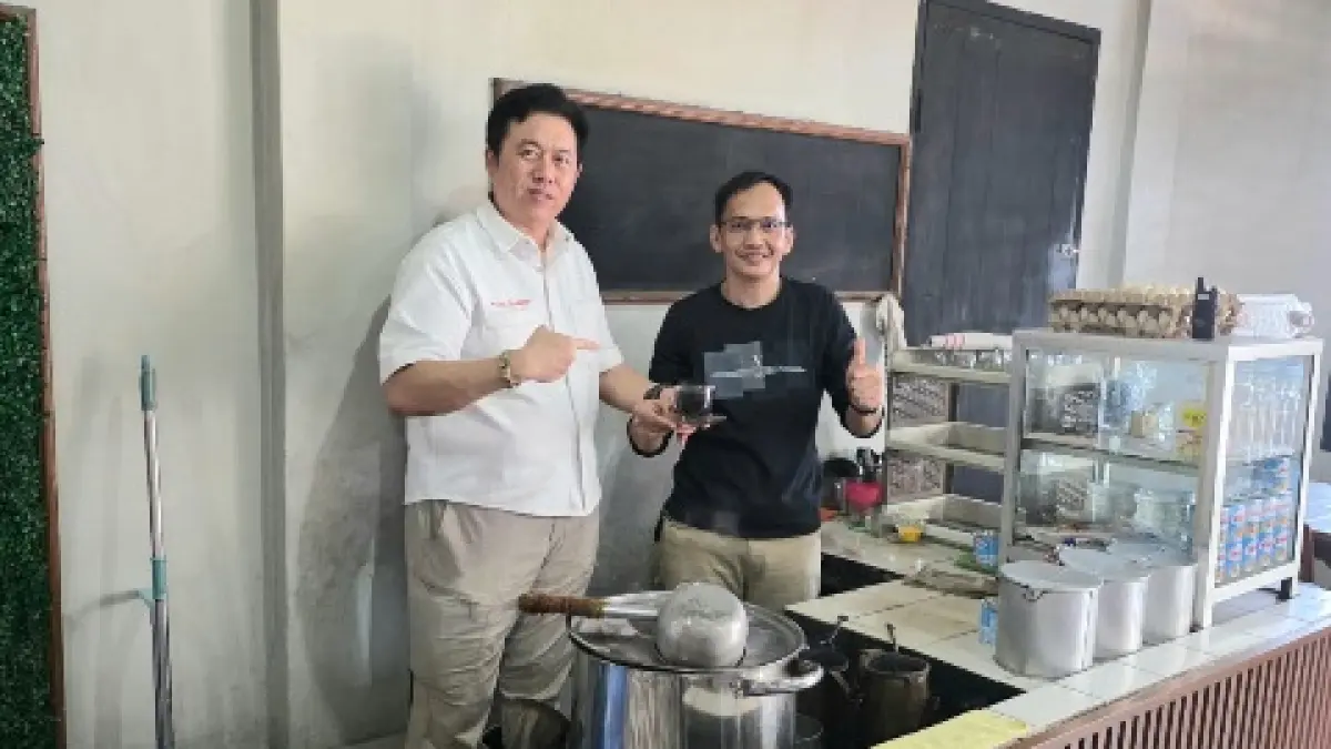 Ketua DPP APINDO Sulteng, Wijaya Chandra (kiri) bersama Oscar, generasi keempat pengelola Warkop Harapan.(Istimewa)