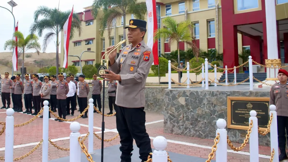 Wakapolda Sulteng Brigjen Pol Helmi Kwarta Kusuma Putra Rauf saat memimpin apel jajaran Polda Sulteng.