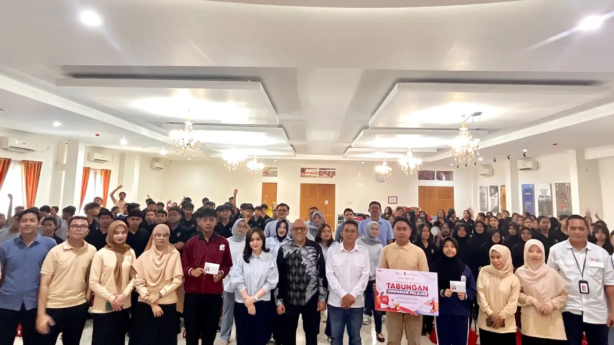Kepala OJK Sulteng, Bonny Hardi Putra berfoto bersama dalam kegiatan edukasi keuangan di Sekolah Rakyat Terintegrasi (SRT). (DOK: OJK SULTENG)