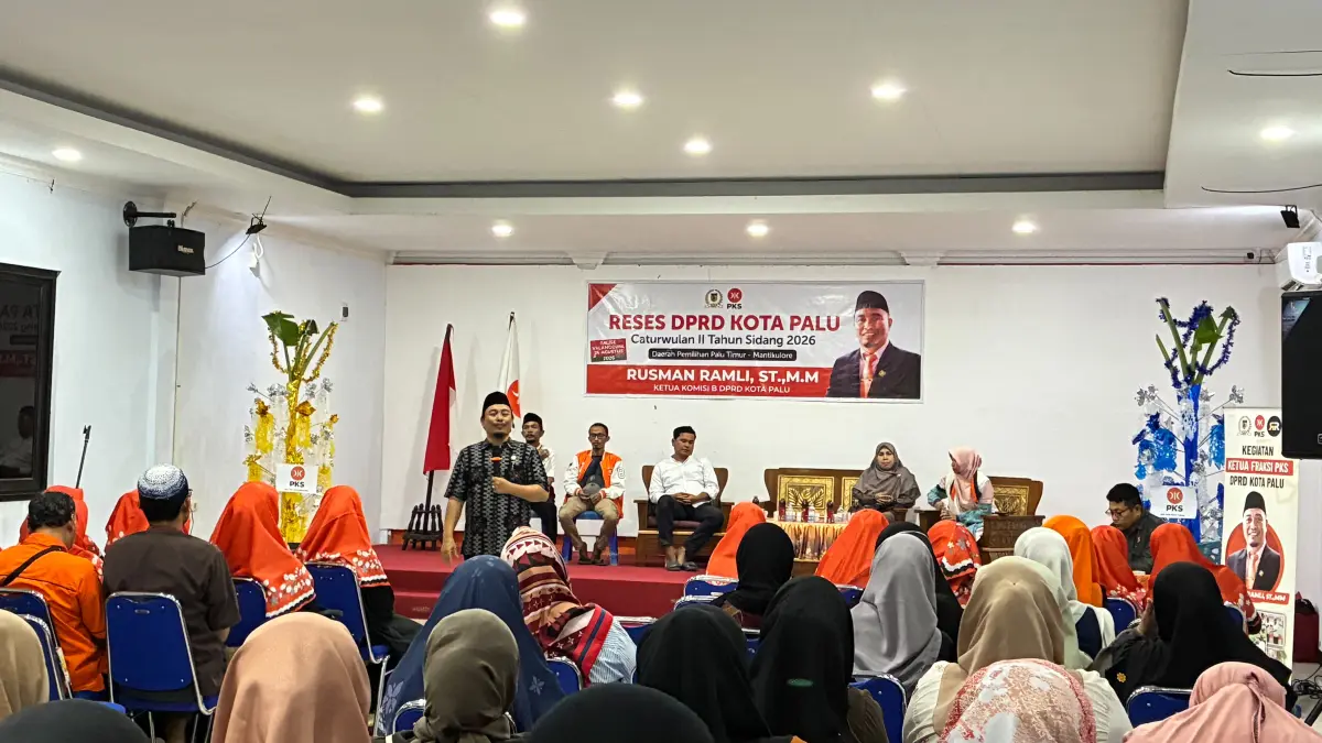 Ketua Komisi B DPRD Kota Palu, Rusman Ramli, saat kegiatan reses yang dirangkaikan dengan peringatan Maulid Nabi Muhammad SAW di Gedung DPW PKS, Jalan Sisingamangaraja, Palu. FOTO: Annisa Nurul Wibdy. 