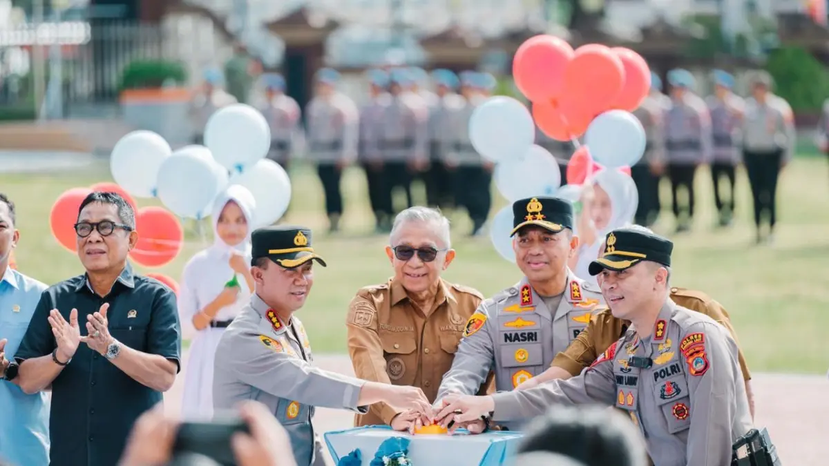 PENINGKATAN: Kapolda Sulteng, Irjen Pol. Nasri, memimpin pengukuhan peningkatan tipe kepolisian resor Banggai menjadi Polresta Banggai, sekaligus peresmian Polres Banggai Laut, Senin (24/8/2026), di halaman Mapolresta Banggai, Luwuk Selatan.(FOTO: NENDRA PRASETYA/RADAR PALU).
