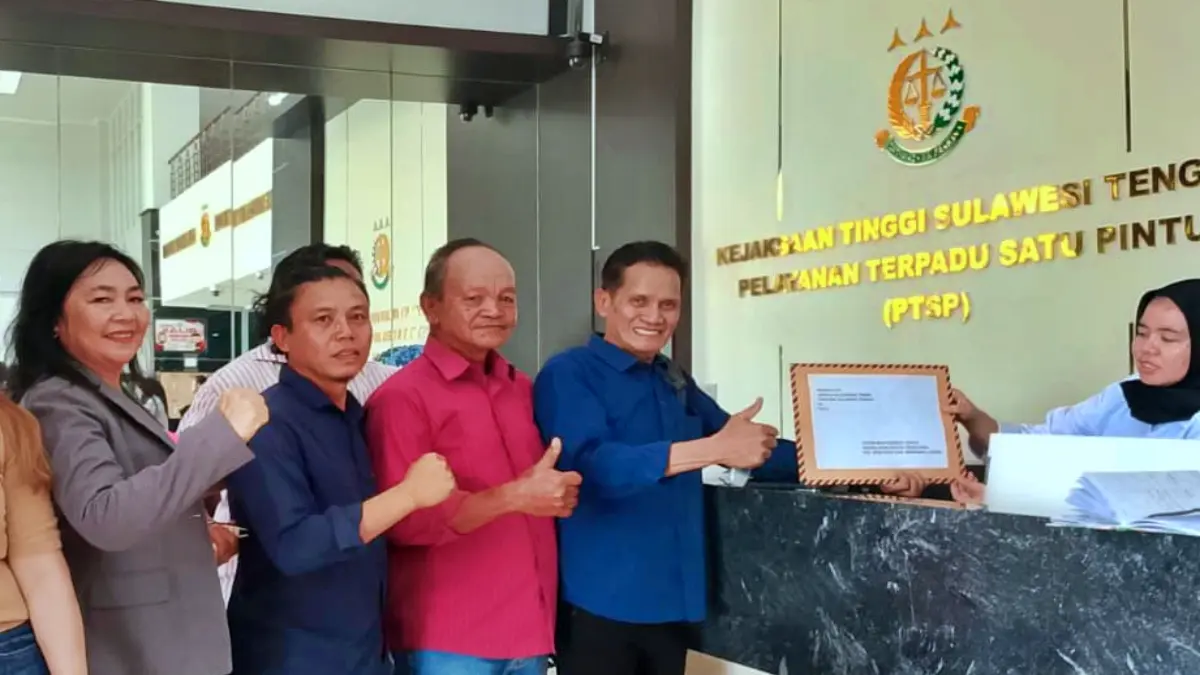 LAPOR: Bidang Pengaduan Kejati Sulteng menerima berkas laporan hukum dari Forum Masyarakat untuk Kedaulatan Rakyat (FMKR) Desa Ensa yang menyeret nama kepala desa Ensa, Senin (24/8/2026). (FOTO: ISTIMEWA/RADAR PALU)