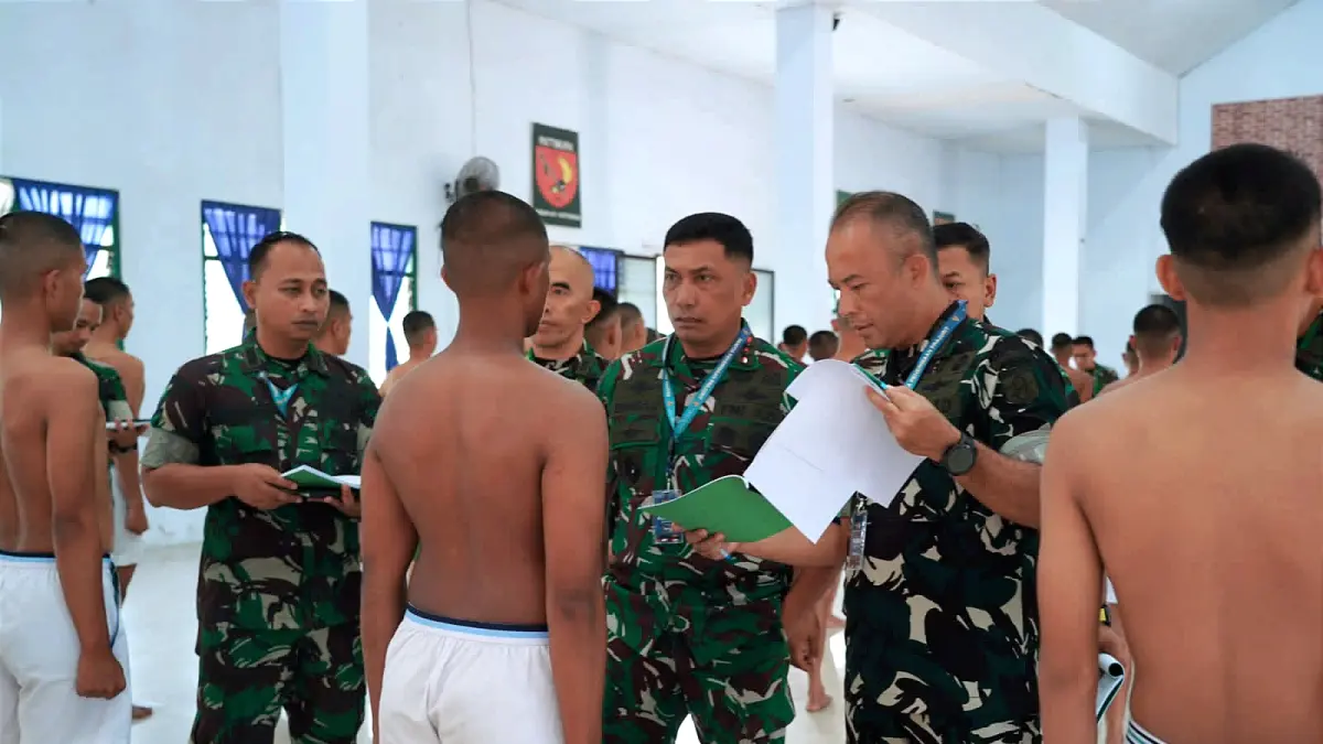 Pangdam XXIII/Palaka Wira Mayjen TNI J. Binsar P. Sianipar melakukan pengecekan peserta saat mengikuti Sidang Pantukhir Caba PK TNI AD Gelombang III di Palu, Senin (24/8/2026).