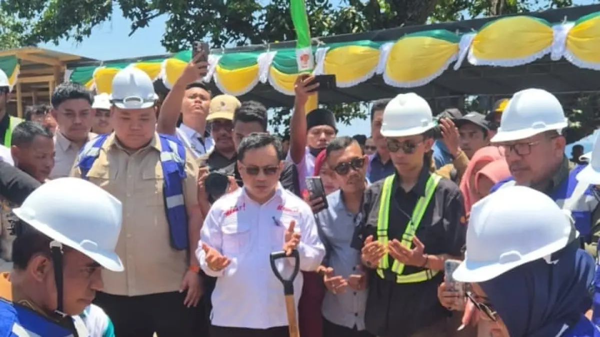PEMBANGUNAN: Gubernur Sulteng, H. Anwar Hafid melakukan peletakan batu pertama pembangunan Kampung Nelayan Merah Putih yang dipusatkan di Desa Tamit, Kecamatan Bunobogu, Kabupaten Buol, Selasa (25/8/2026).(FOTO: ISTIMEWA/RADAR PALU).