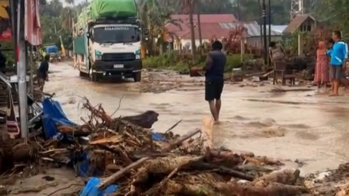 Air banjir meluap hingga menggenangi badan jalan di Desa Avolua, Kecamatan Parigi Utara, Kabupaten Parigi Moutong, Rabu (26/8/2026) dini hari.