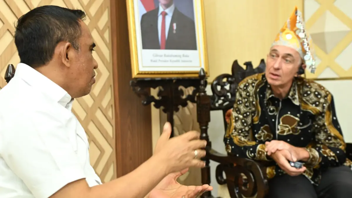 Duta Besar Jerman untuk Indonesia Ralf Beste kenakan Siga Kaili saat tiba di Bandara Mutiara SIS Al-Jufri Palu, Rabu (26/8/2026). FOTO: BIRO ADPIM SULTENG