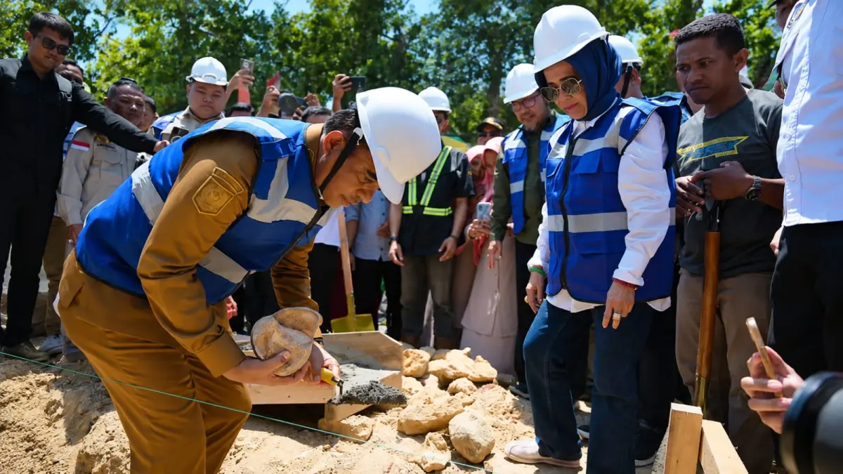 Gubernur Sulawesi Tengah Anwar Hafid saat meletakkan batu pertama pembangunan Kampung Nelayan Merah Putih di Desa Tamit, Buol. FOTO: BIRO ADPIM SULTENG 