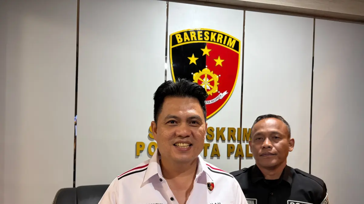 Kasat Reskrim Polresta Palu AKP Ismail saat menunjukan barang bukti pisau yang digunakan pelaku untuk habisi nyawa satu keluarga di Duyu, PDAM.