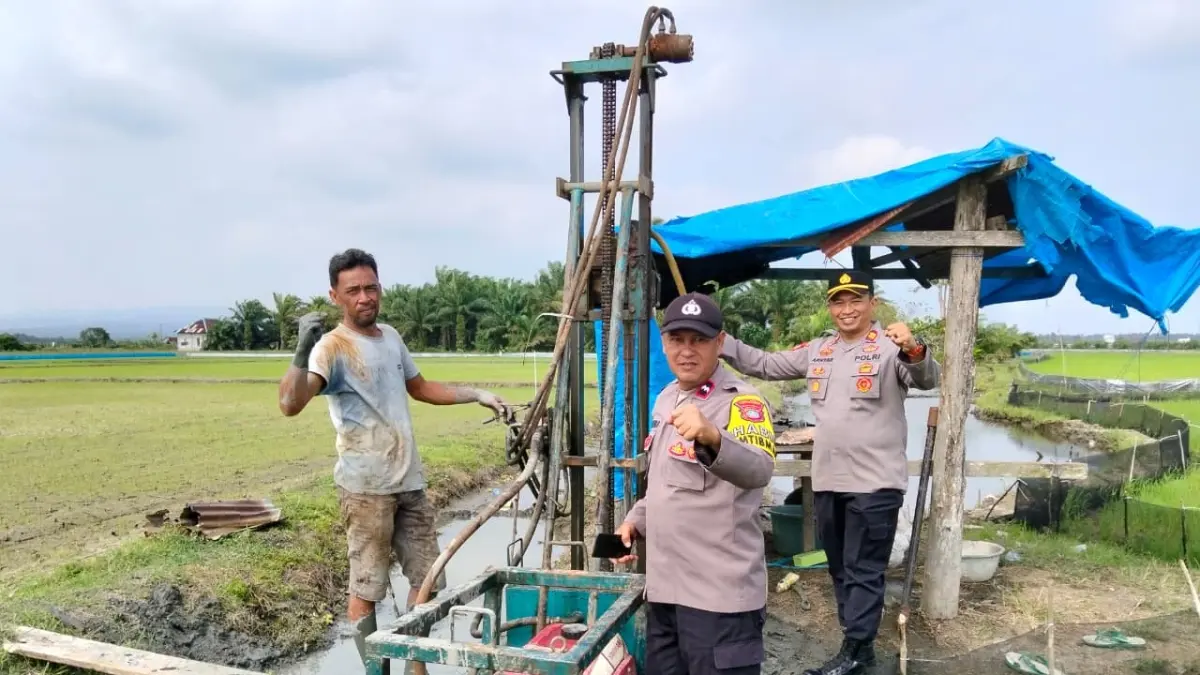 MENINJAU: Kapolsek Bumiraya, Iptu Muh Akhyar (kanan), saat meninjau lokasi pengeboran air.(FOTO: SUPRIYONO/RADAR PALU).