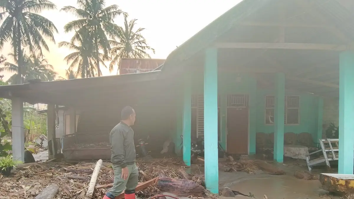 Petugas melihat langsung kondisi rumah warga yang terdampak banjir bandang di Desa Avolua, Kecamatan Parigi Utara, Kabupaten Parigi Moutong, Rabu (26/8/2026). Foto.Dok.BPBD Sulteng 