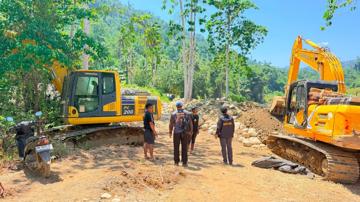 Polda Sulawesi Tengah mengamankan 22 unit excavator yang ditemukan di sejumlah lahan perkebunan warga di Desa Bodi, Kecamatan Paleleh Barat, Kabupaten Buol, terkait penyelidikan dugaan aktivitas PETI.