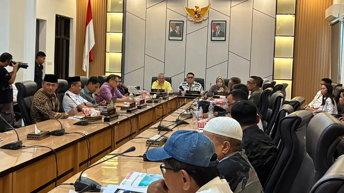 Rapat Dengar Pendapat Komisi III DPRD Sulteng membahas laporan tim independen terkait aktivitas pertambangan PT Integra Mining Nusantara Indonesia (IMNI). FOTO: Annisa Nurul Wibdy. 