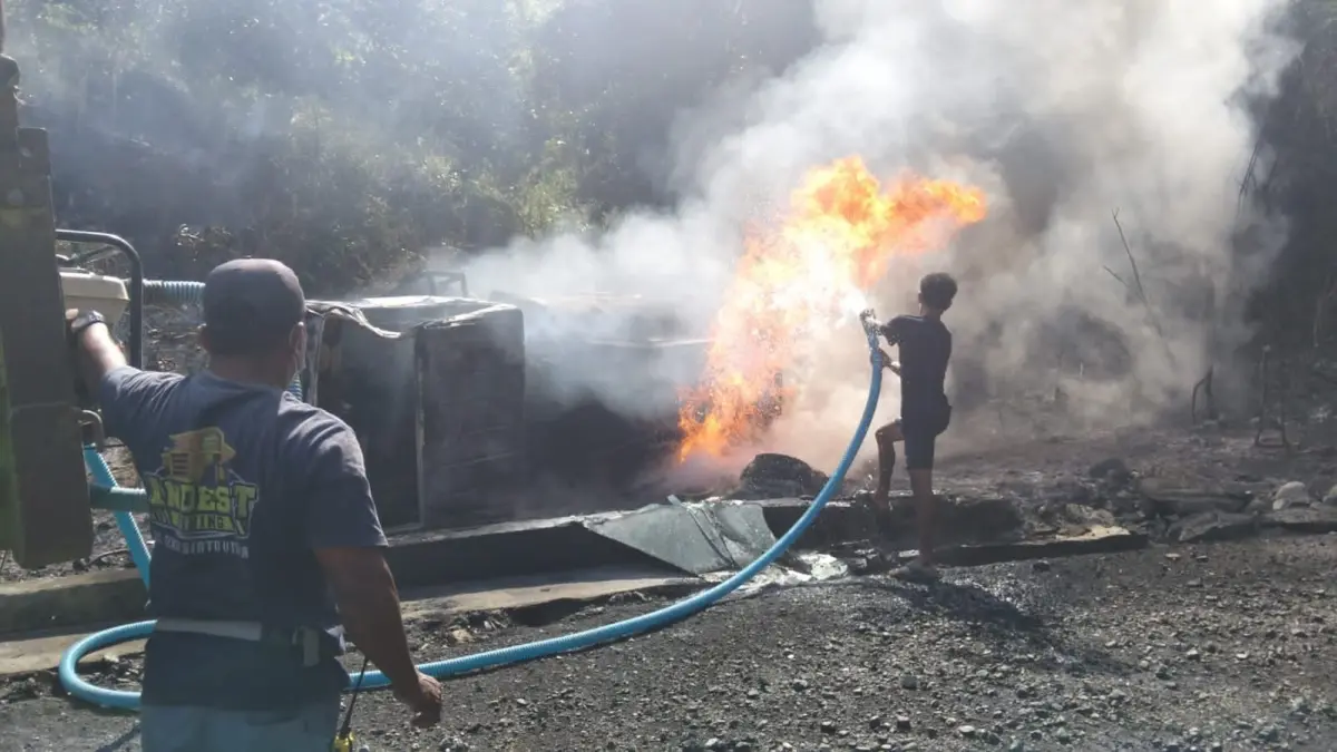TERBAKAR: Polisi berupaya memitigasi dampak luas dari insiden terbakarnya sebuah kendaraan tangki BBM bermuatan Solar di Jalan Trans Balantak Desa Kuntang, Kecamatan Balantak Utara, Banggai, Rabu (26/8/2026) sekitar pukul 13.10 Wita.(FOTO: NENDRA PRASETYA/RADAR PALU).